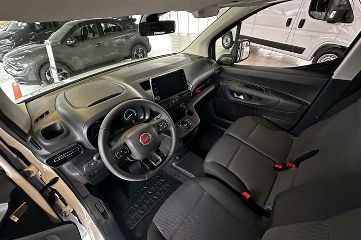 Hvid Fiat Doblò E fra 2024 set indefra