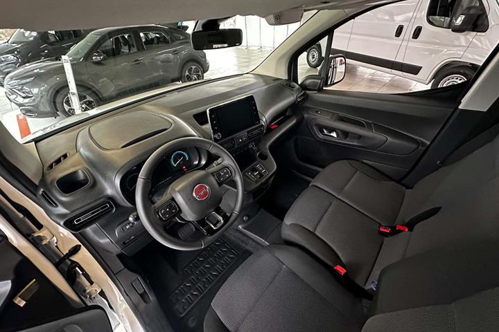 Hvid Fiat Doblò E fra 2024 set indefra