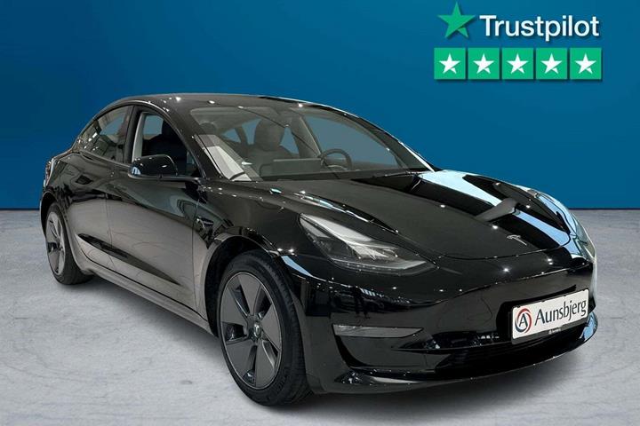 Sort Tesla Model 3 fra 2023 set udefra