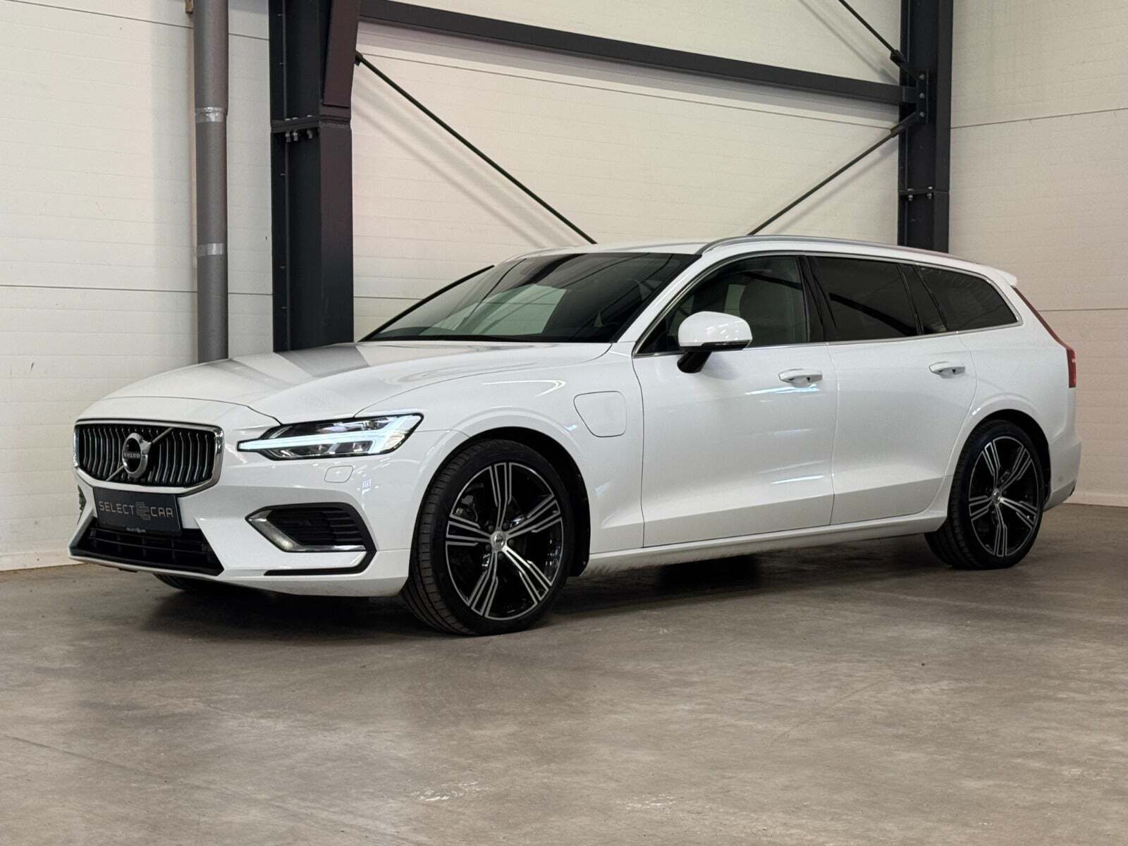 Hvid Volvo V60 fra 2021 set udefra