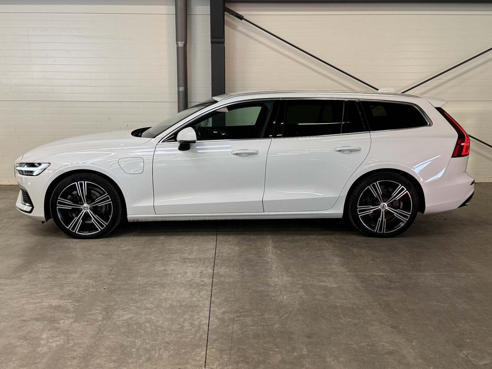 Hvid Volvo V60 fra 2021