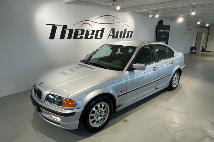Sølv BMW 320i fra 2000 set udefra