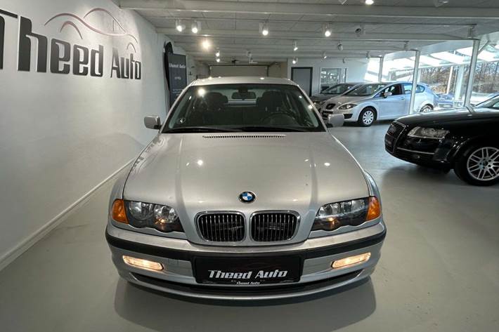 Sølv BMW 320i fra 2000