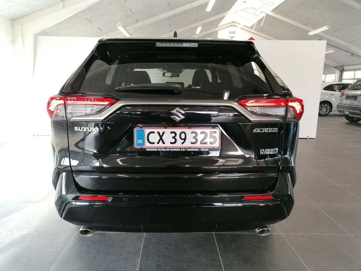 Sort Suzuki Across fra 2020 set udefra