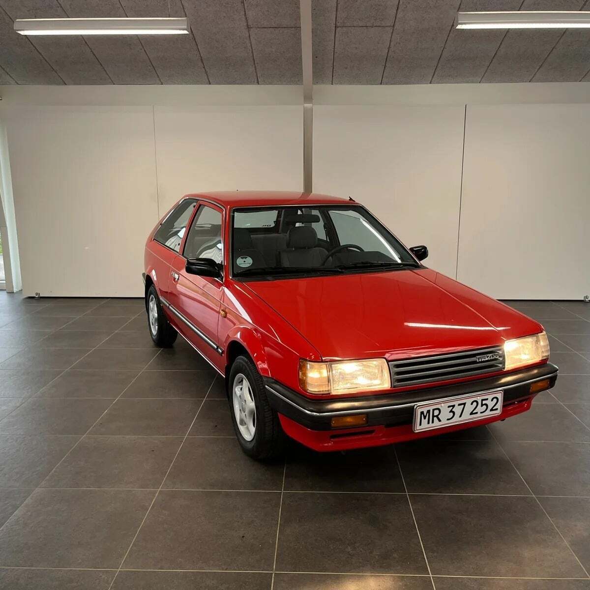 Rød Mazda 323 fra 1987 set udefra