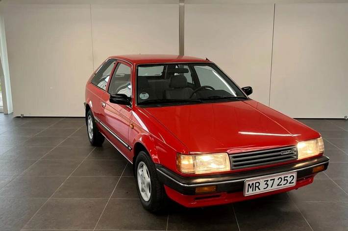 Rød Mazda 323 fra 1987 set udefra
