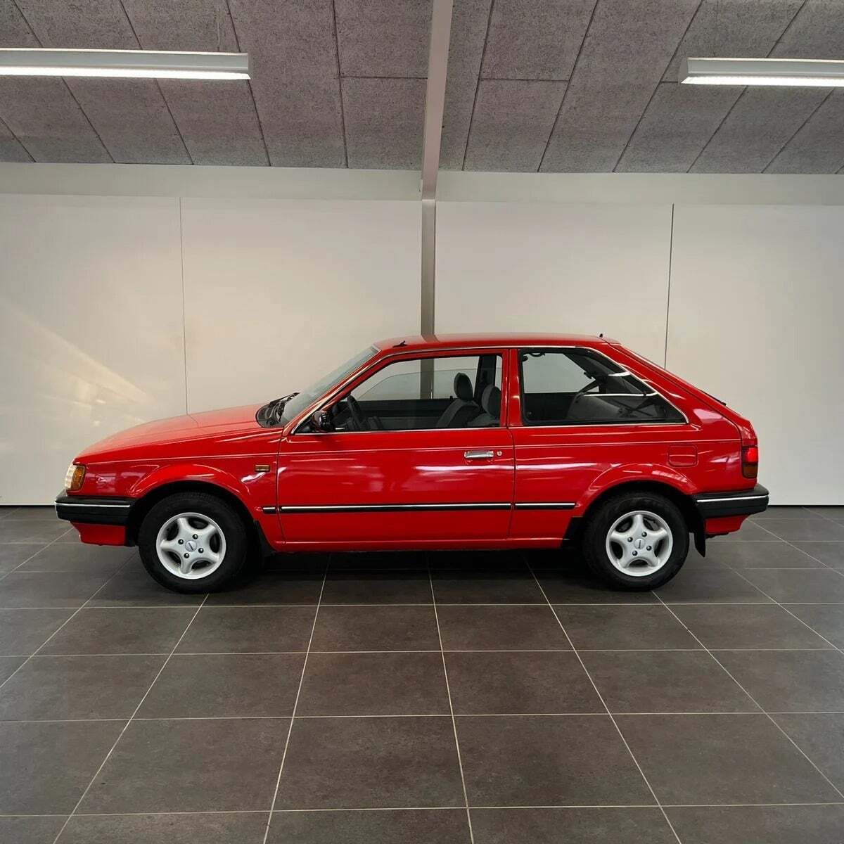 Rød Mazda 323 fra 1987 set udefra