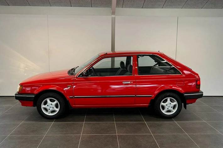 Rød Mazda 323 fra 1987 set udefra