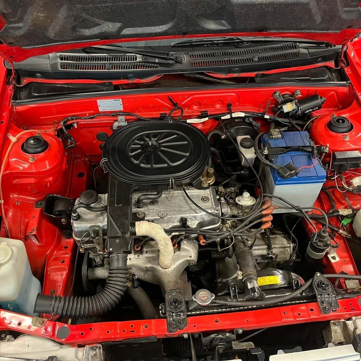 Rød Mazda 323 fra 1987 set udefra