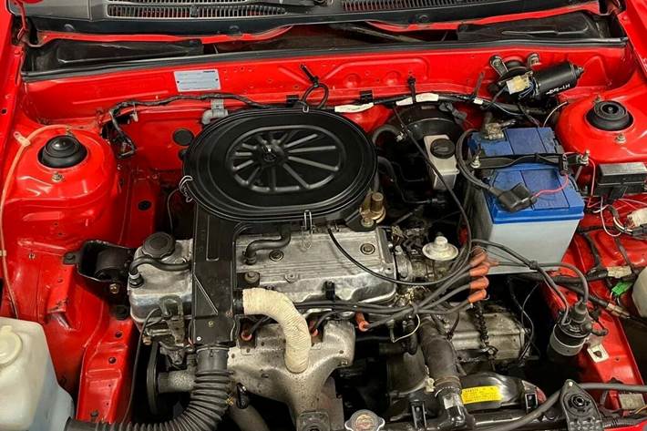 Rød Mazda 323 fra 1987 set udefra