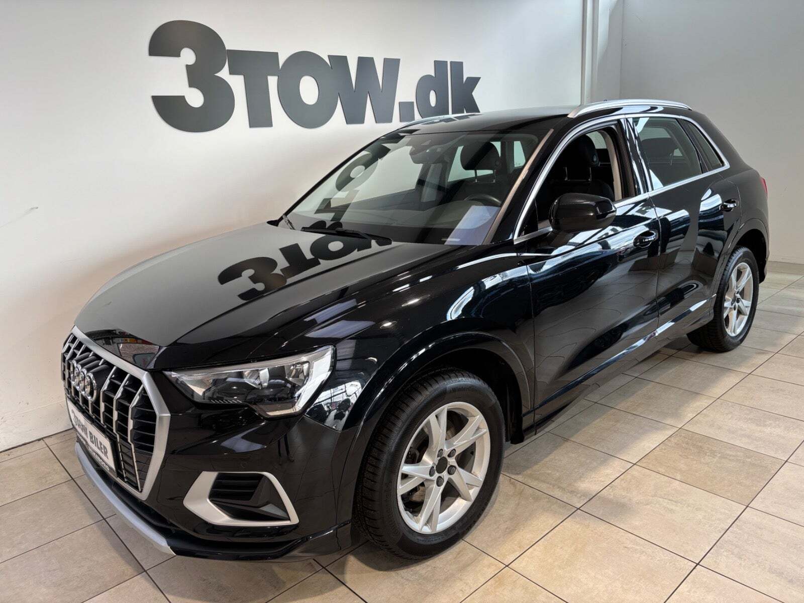 Sort Audi Q3 fra 2019 set udefra
