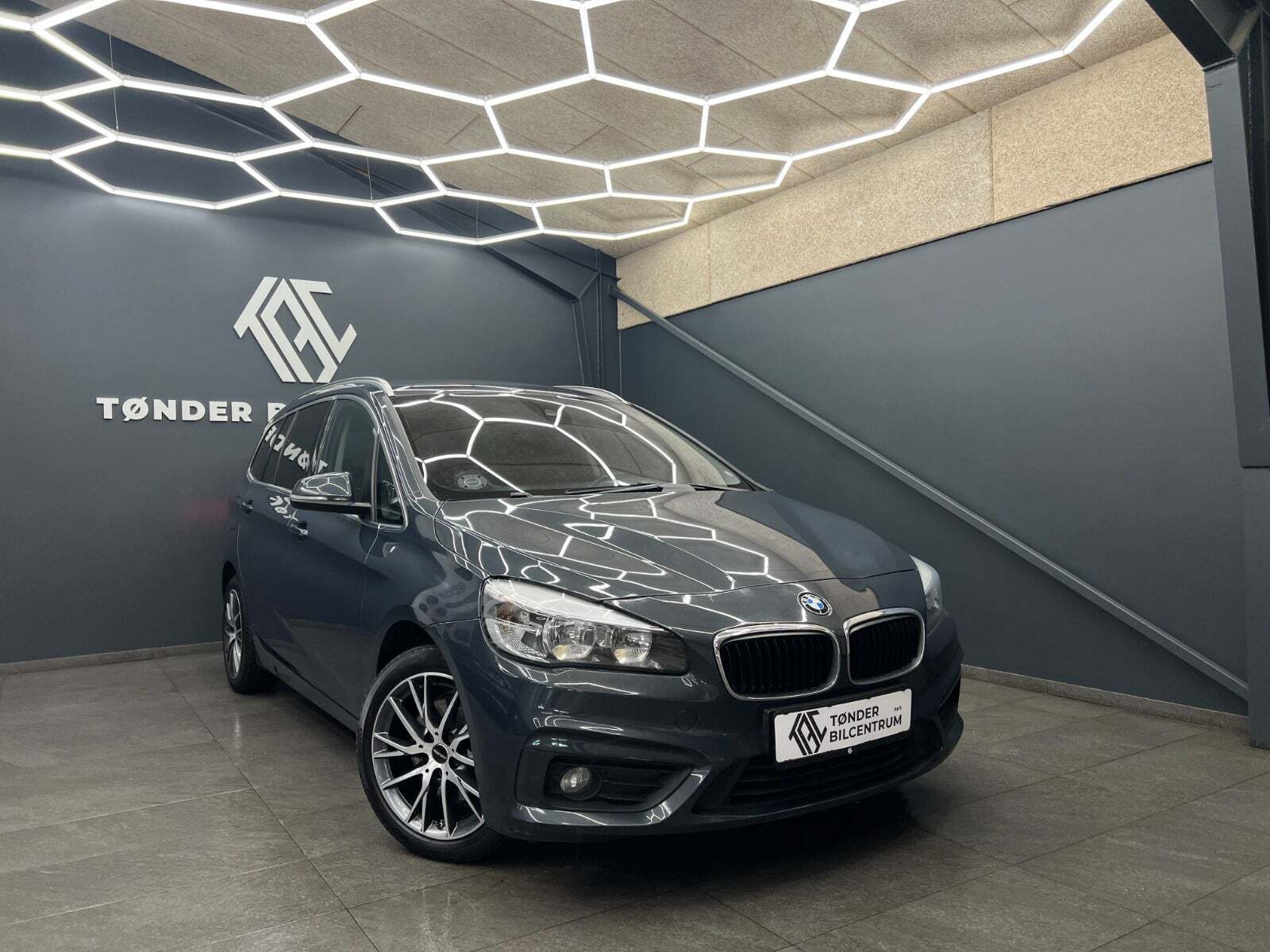 Grå BMW 218d fra 2016