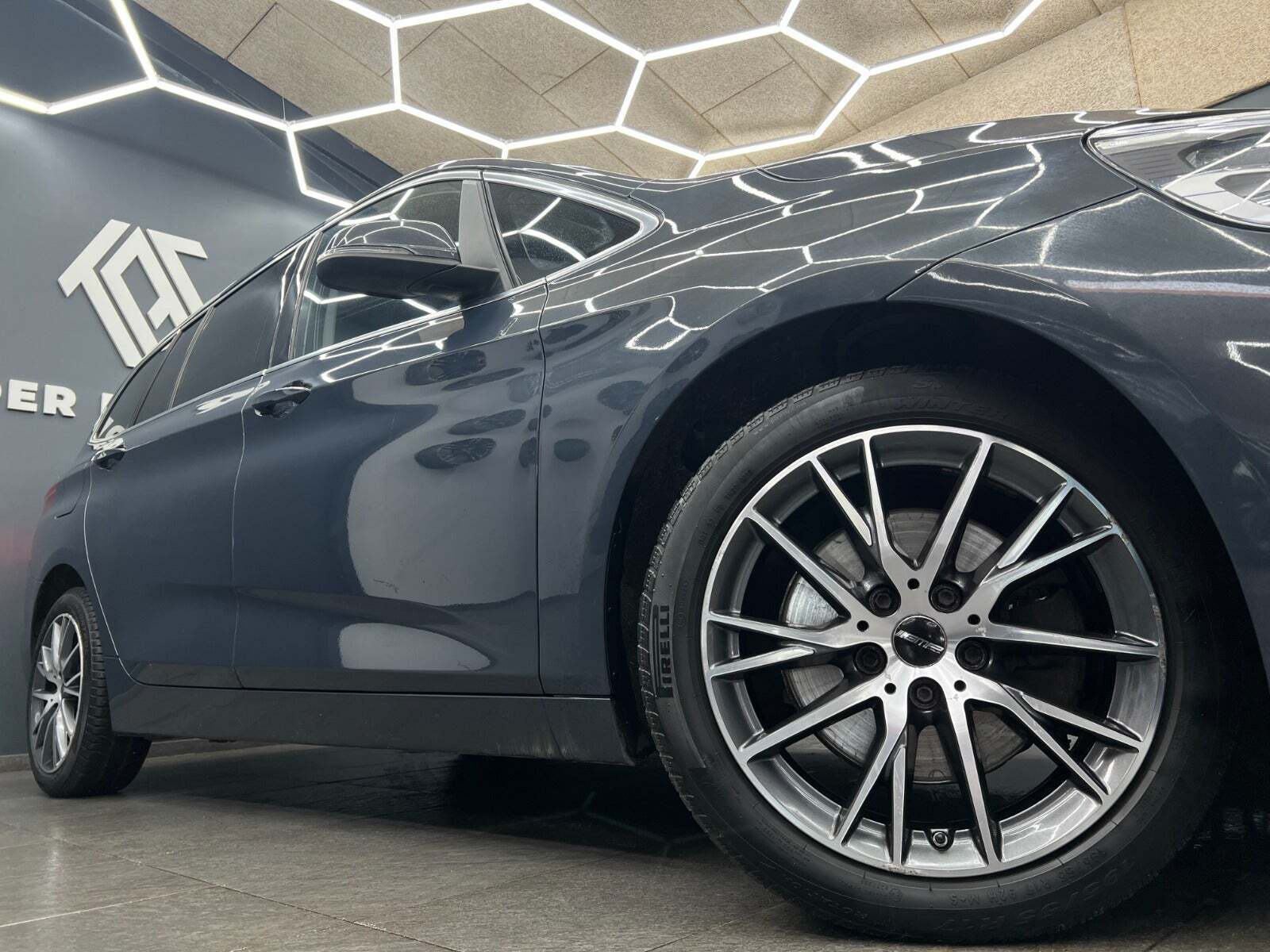 Grå BMW 218d fra 2016