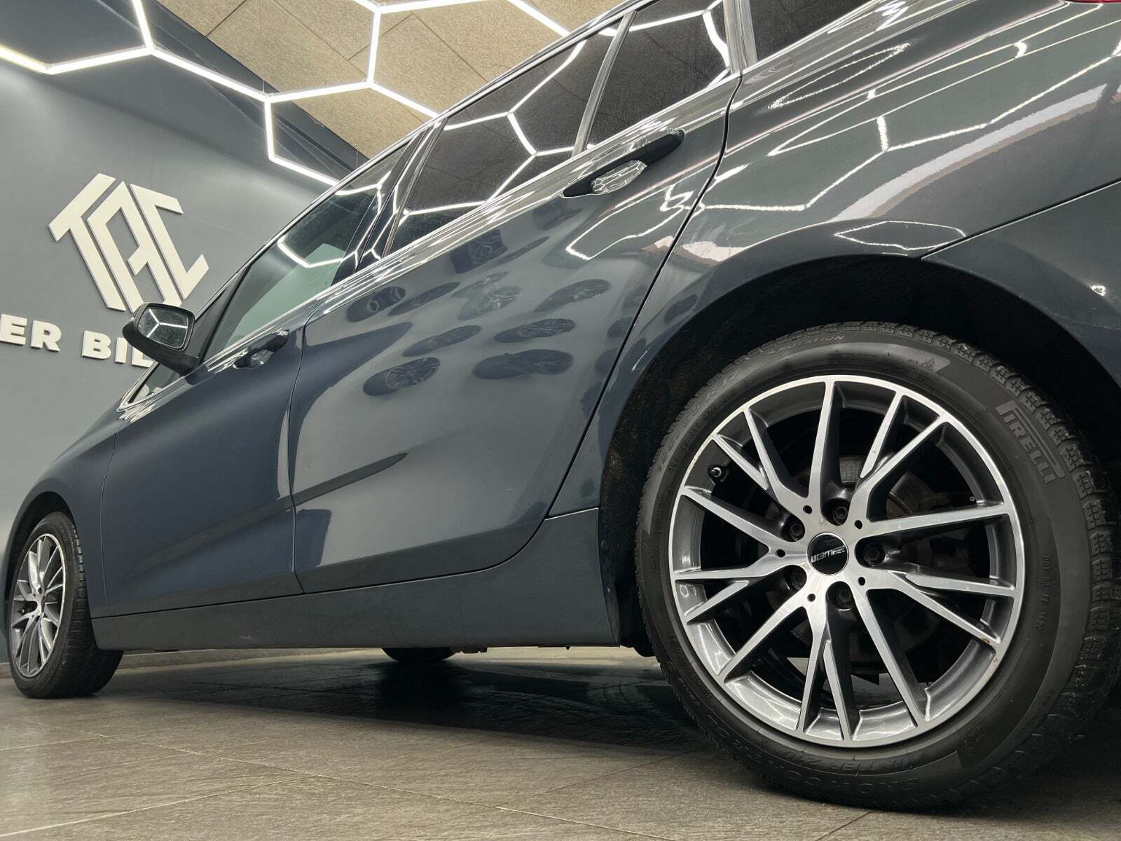 Grå BMW 218d fra 2016