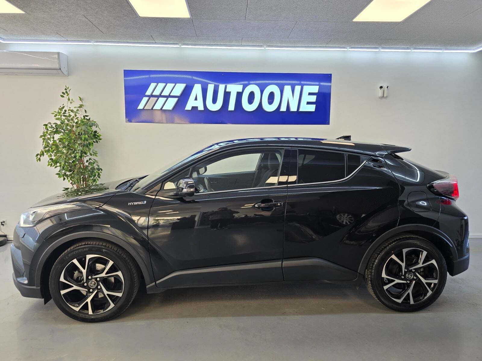 Sort Toyota C-HR fra 2019