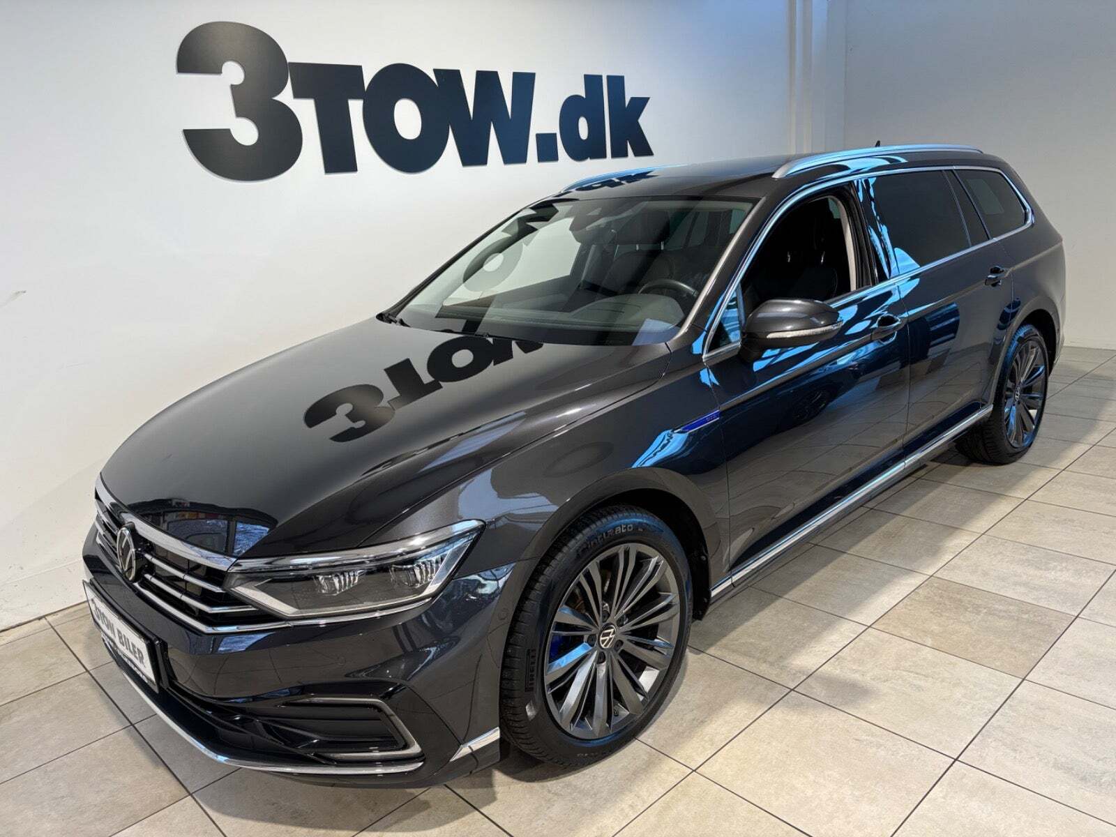 Grå VW Passat fra 2021 set udefra