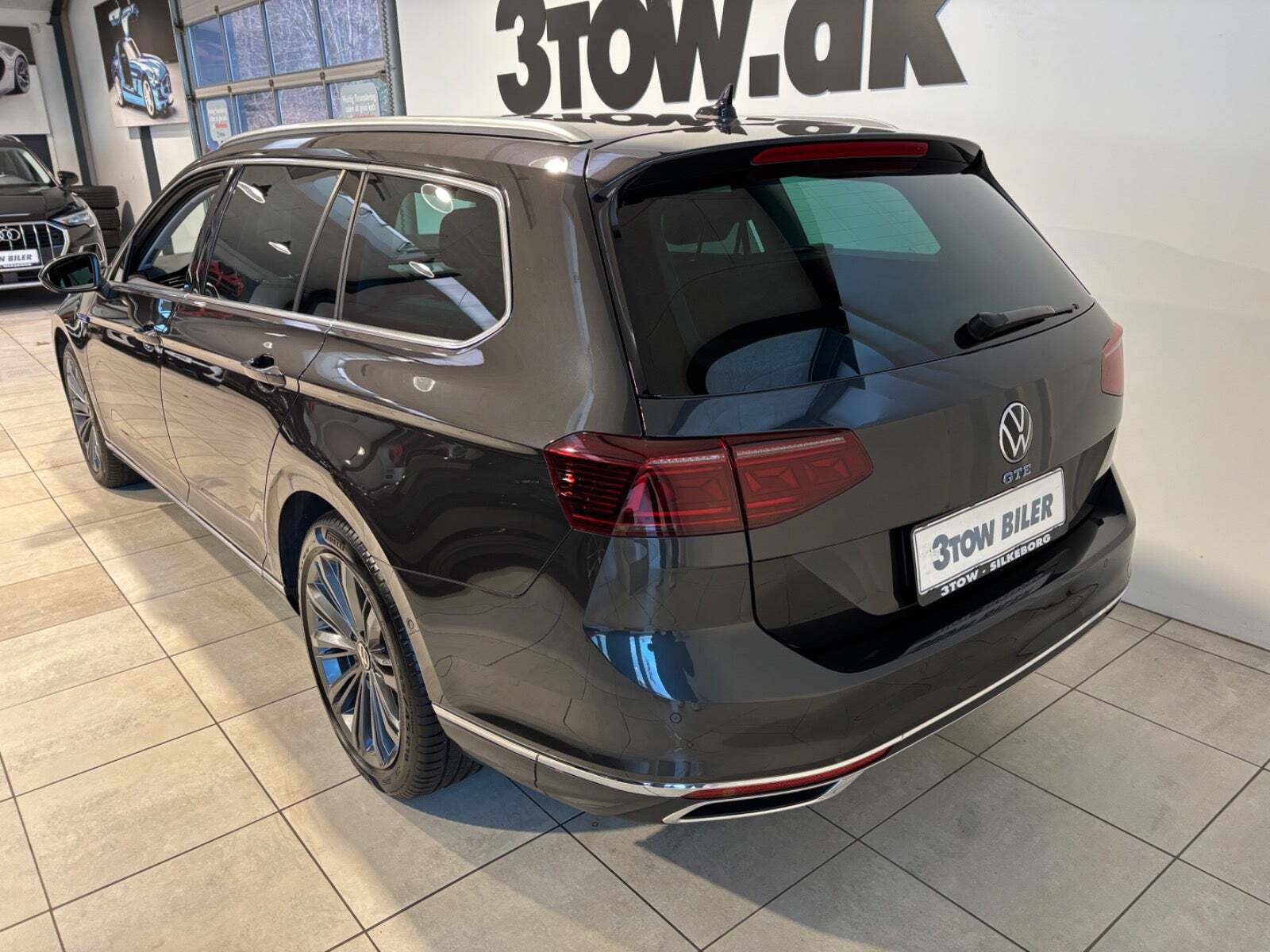 Grå VW Passat fra 2021