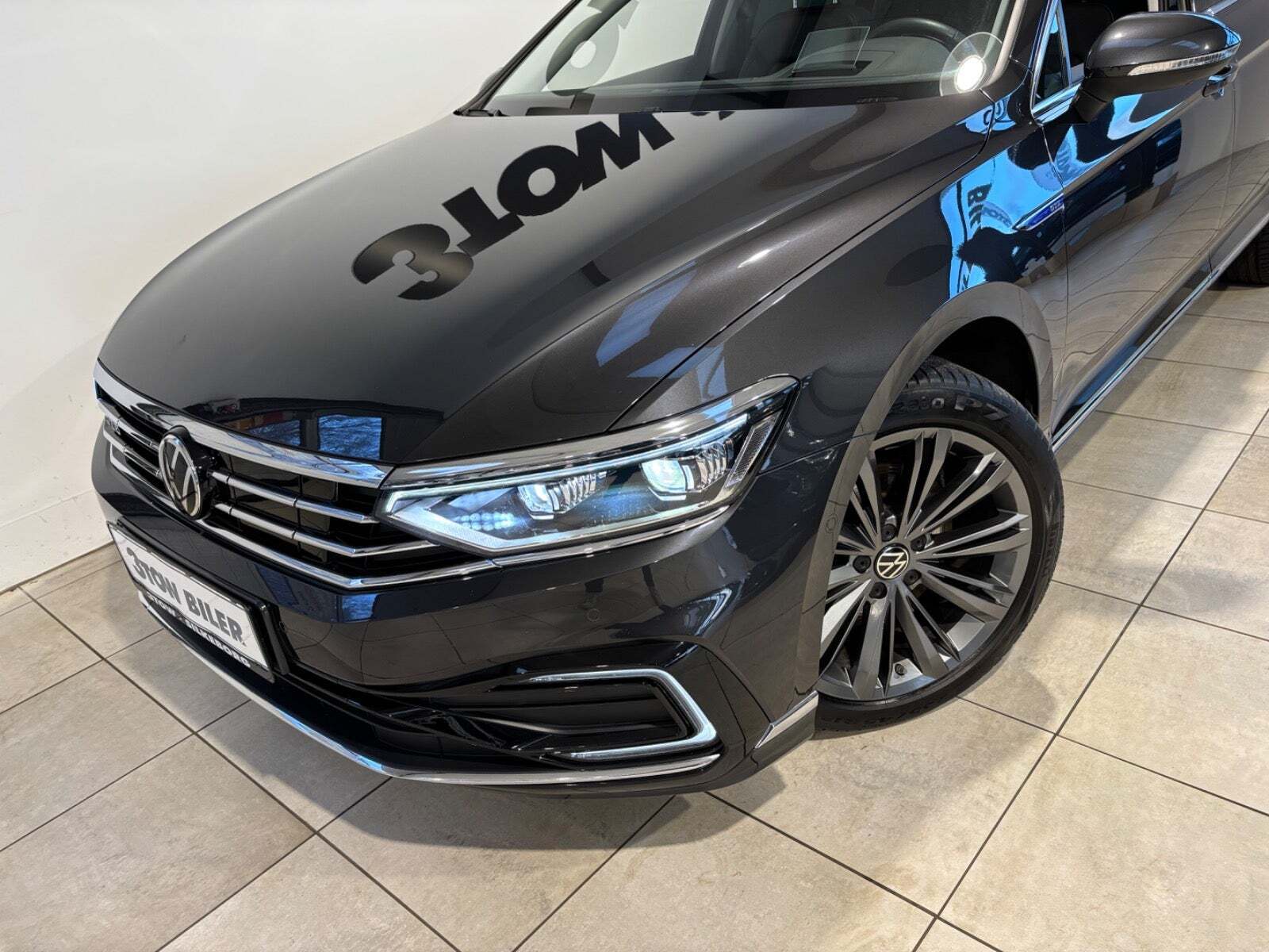 Grå VW Passat fra 2021