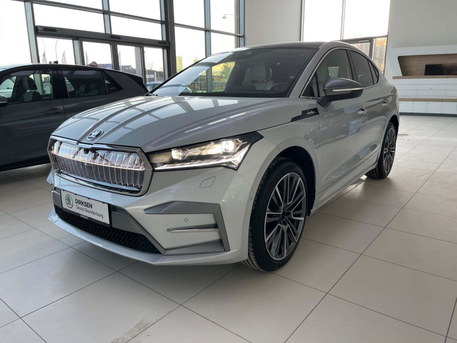Sølv Skoda Enyaq fra 2024 set udefra