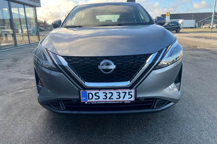 Grå Nissan Qashqai fra 2023