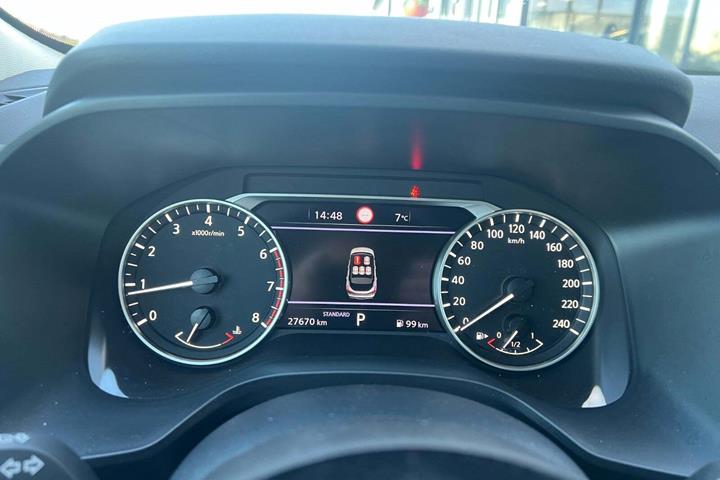 Grå Nissan Qashqai fra 2023