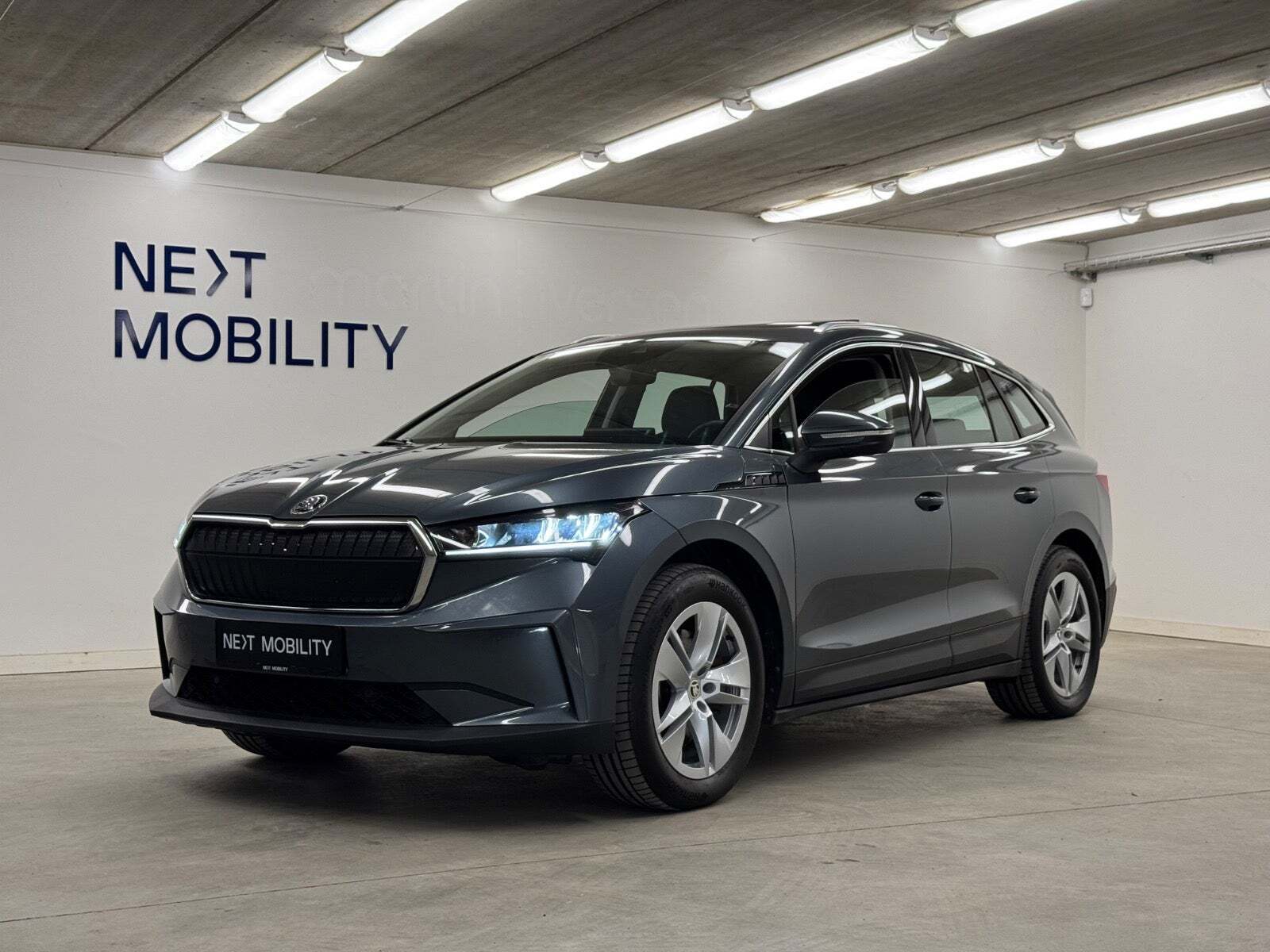 Grå Skoda Enyaq fra 2022 set udefra