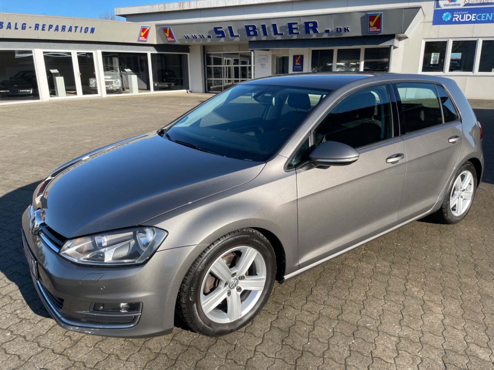 Grå VW Golf VII fra 2015 set udefra