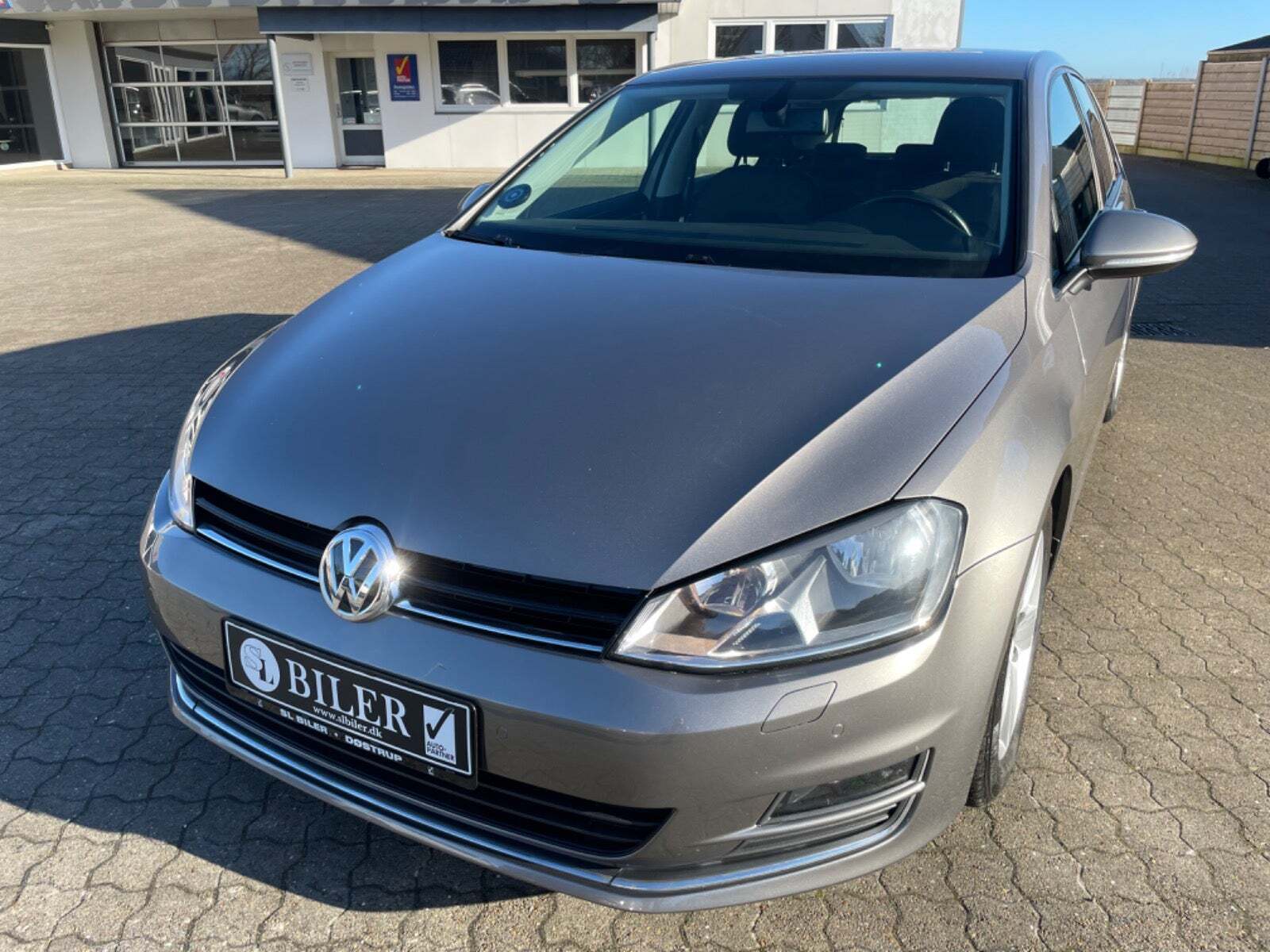 Grå VW Golf VII fra 2015