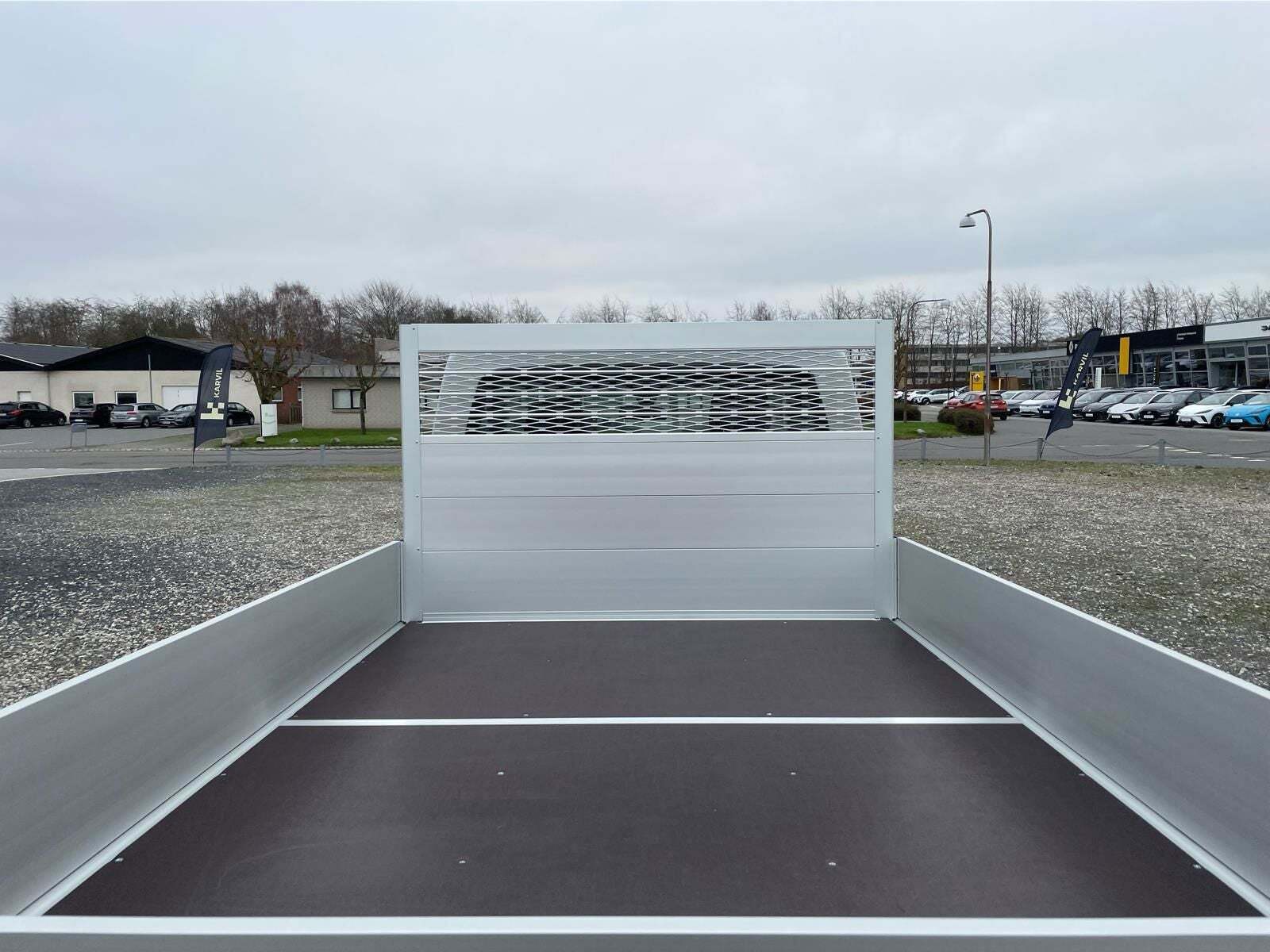 Beige Maxus e-Deliver 3 fra 2024 set udefra