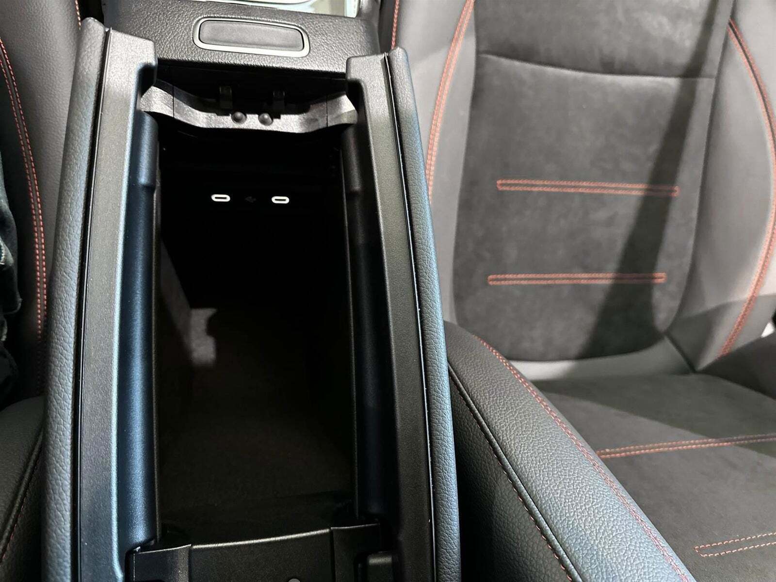 Sort Mercedes EQA350 fra 2024