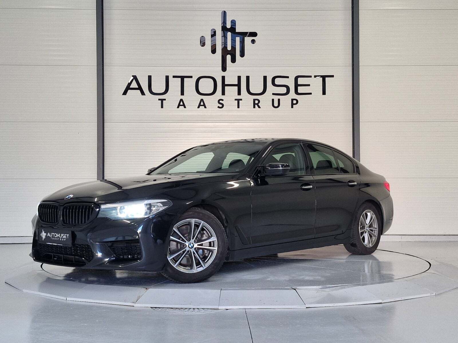 Sort BMW 530i fra 2017 set udefra