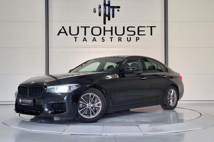 Sort BMW 530i fra 2017 set udefra