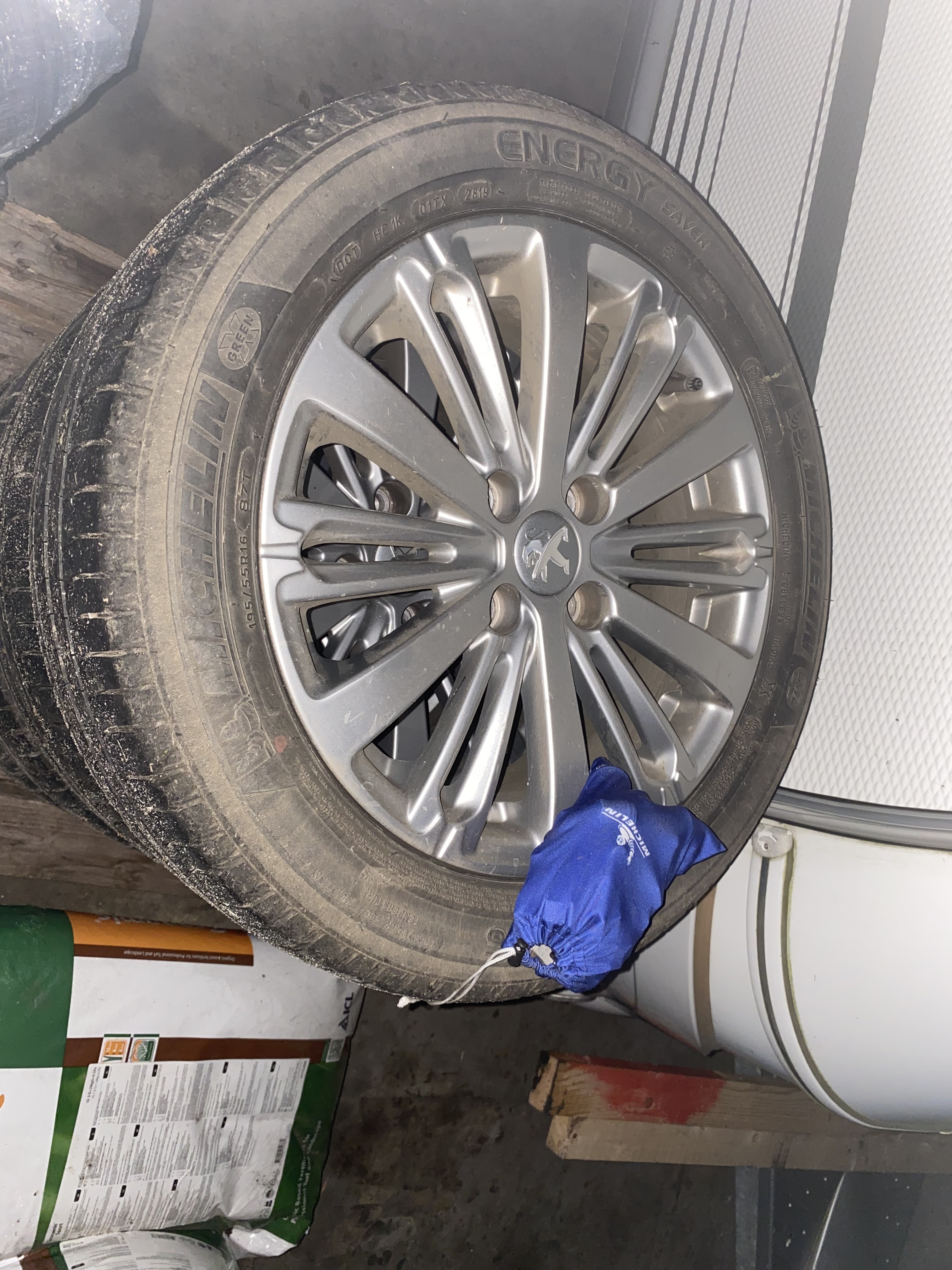 Blå Peugeot 208 fra 2019