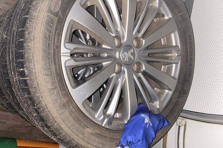 Blå Peugeot 208 fra 2019