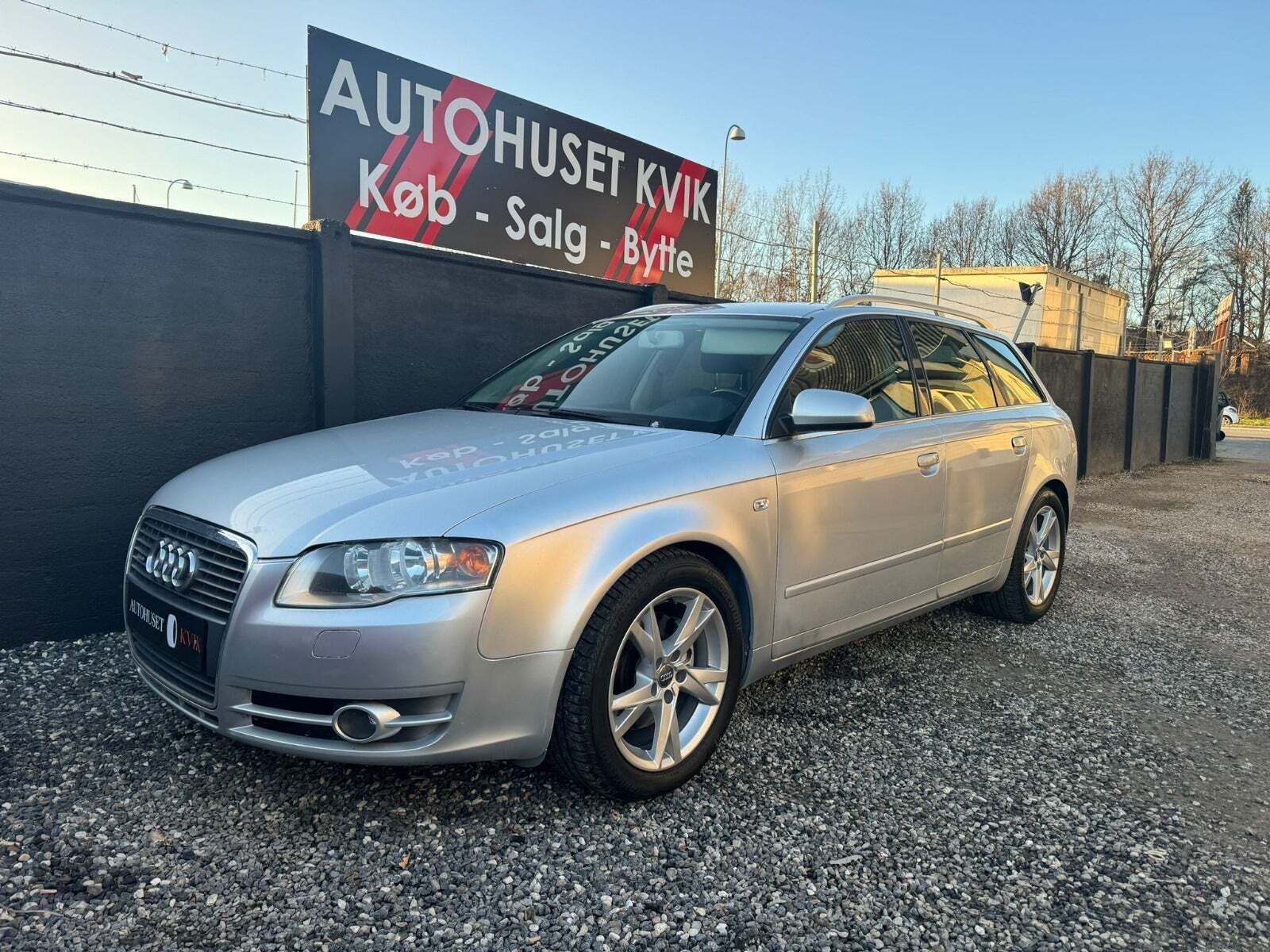 Sølv Audi A4 fra 2006 set udefra