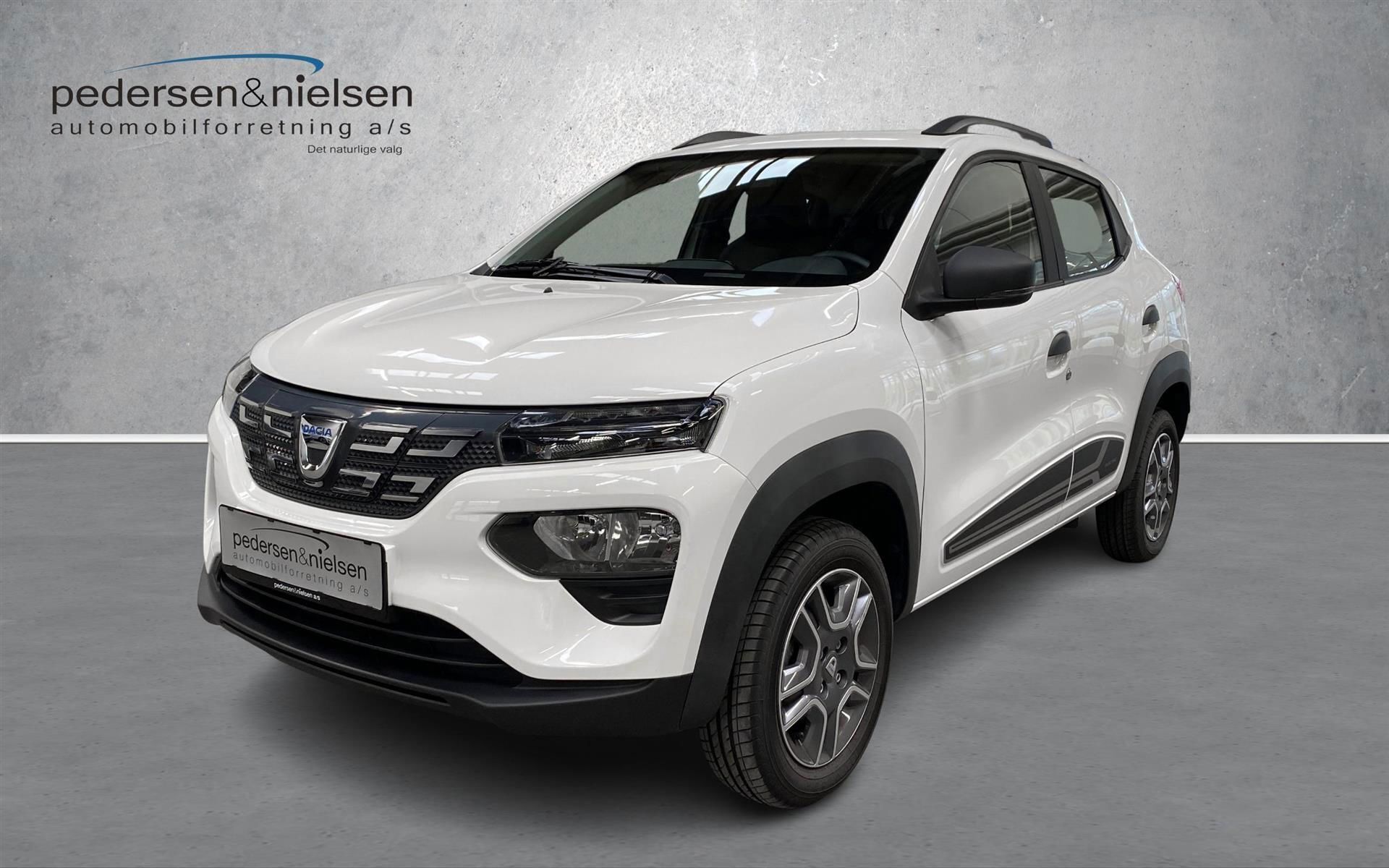 Hvid Dacia Spring fra 2021 set udefra