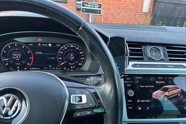 Blå VW Passat fra 2018