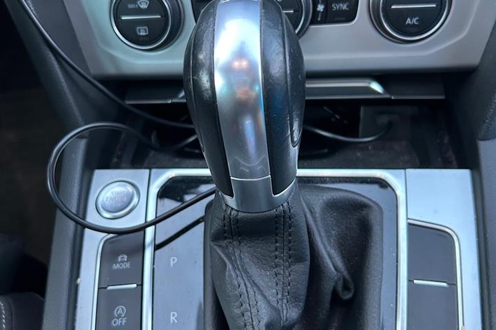 Blå VW Passat fra 2018