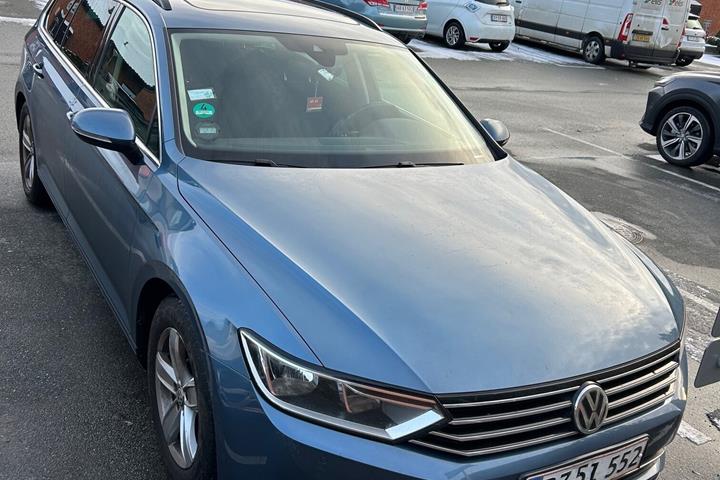 Blå VW Passat fra 2018