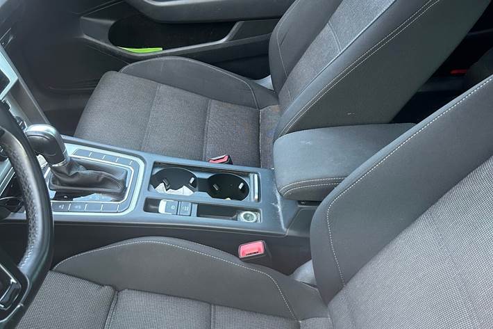 Blå VW Passat fra 2018