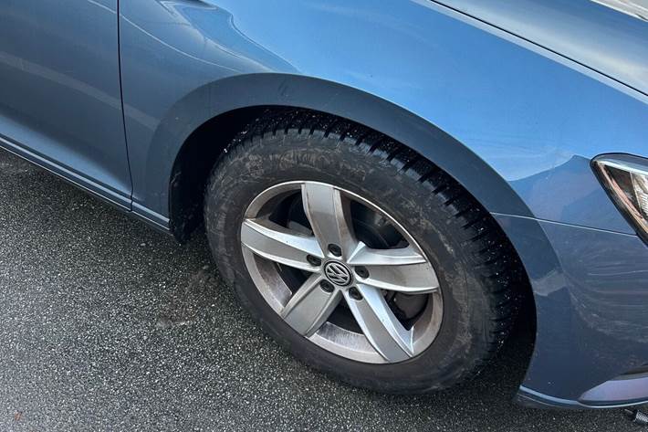 Blå VW Passat fra 2018