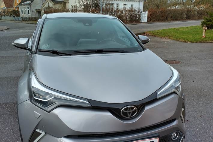 Sølv Toyota C-HR fra 2017