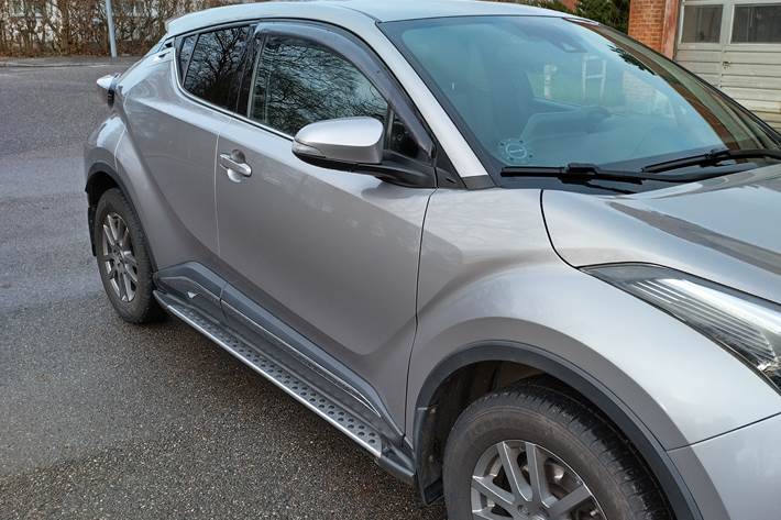 Sølv Toyota C-HR fra 2017