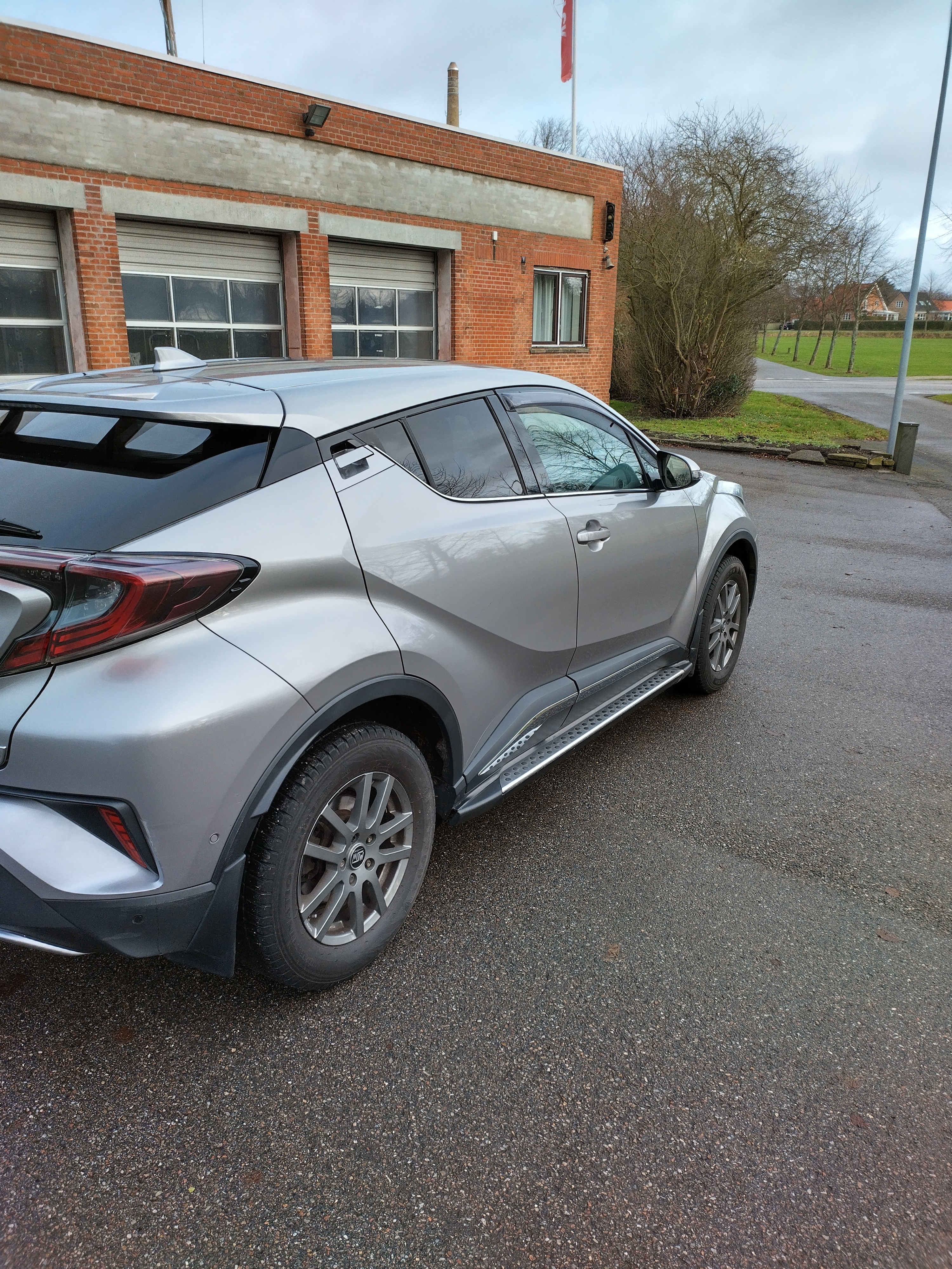 Sølv Toyota C-HR fra 2017