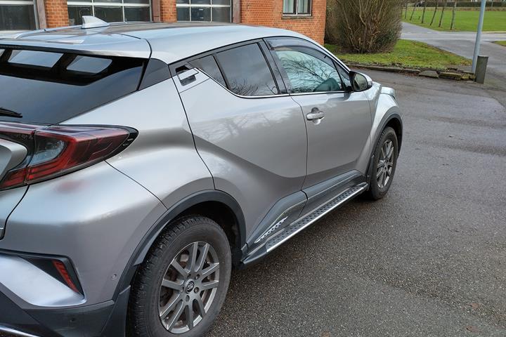 Sølv Toyota C-HR fra 2017