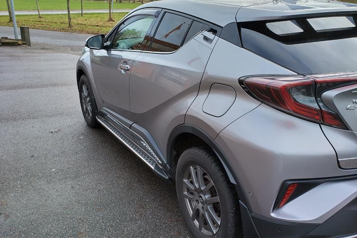 Sølv Toyota C-HR fra 2017