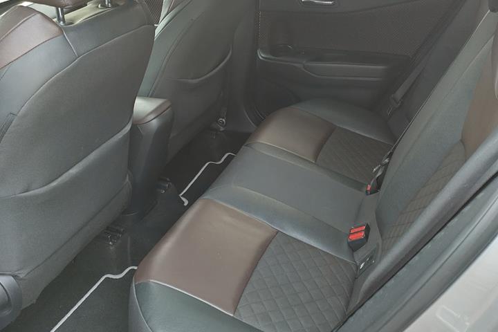 Sølv Toyota C-HR fra 2017