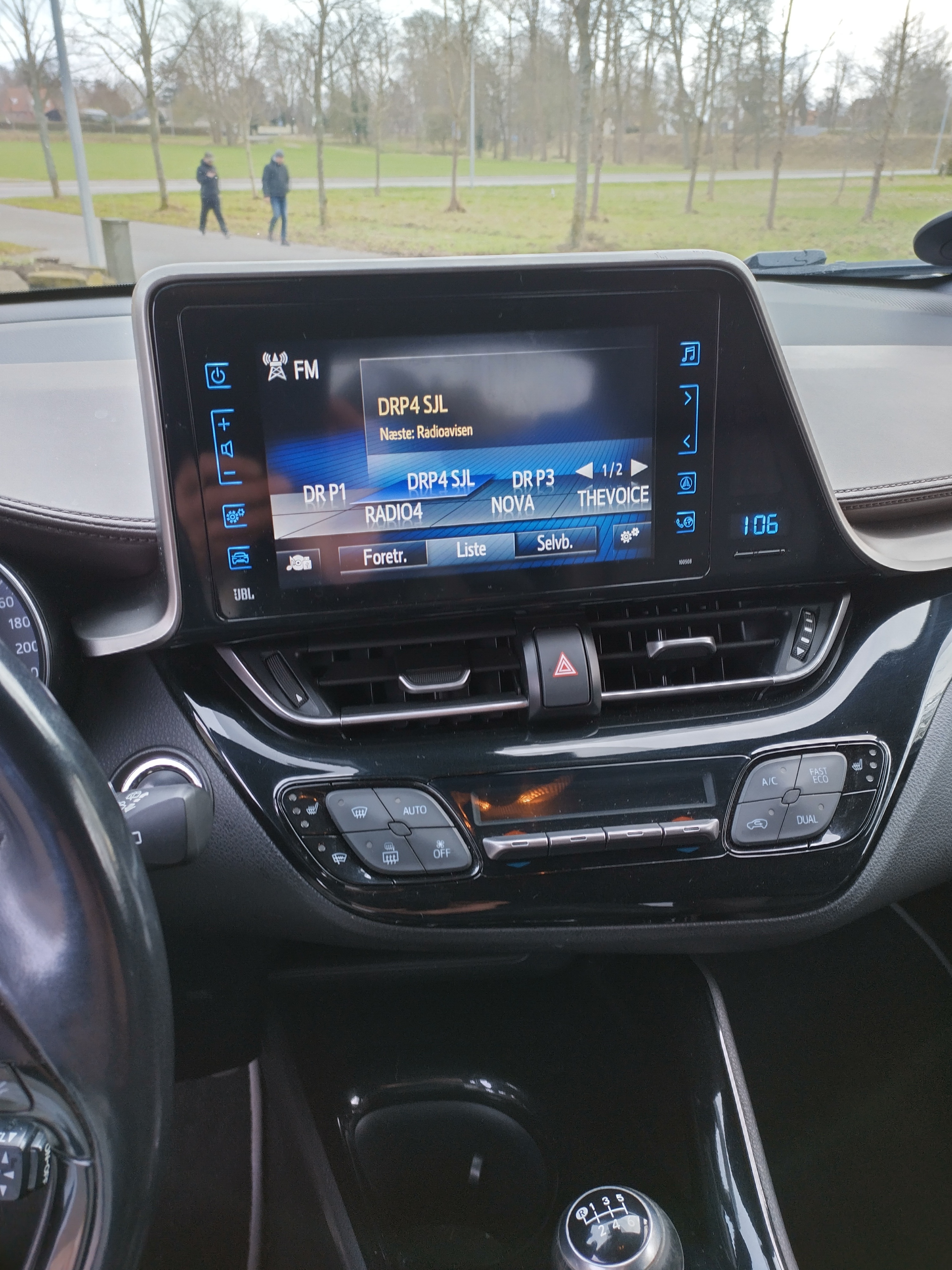 Sølv Toyota C-HR fra 2017