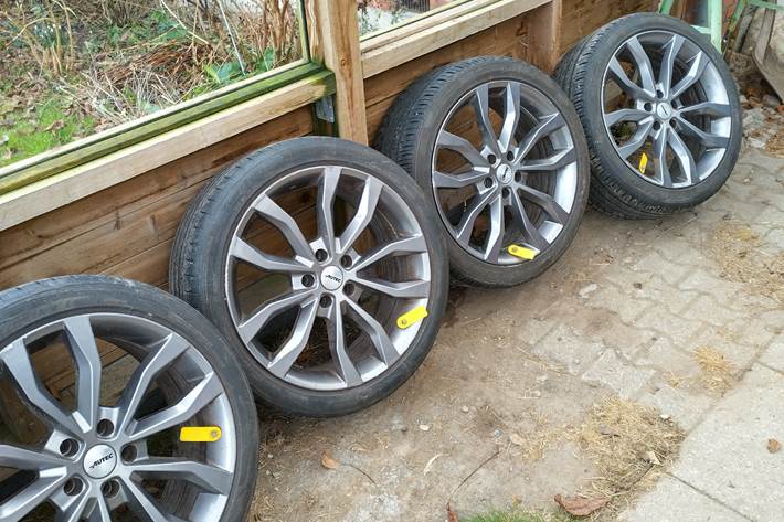 Sølv Toyota C-HR fra 2017