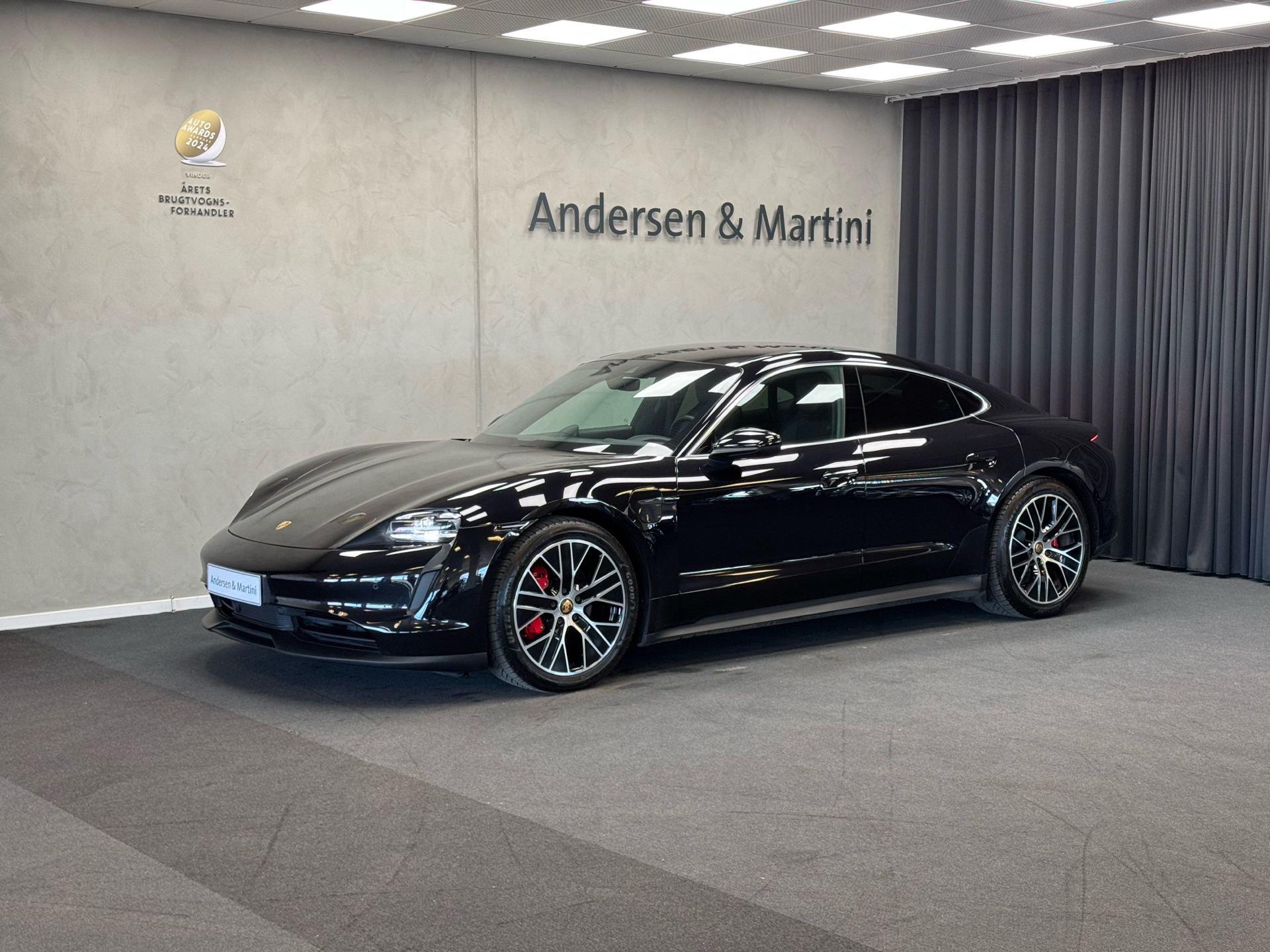 Sort Porsche Taycan fra 2020